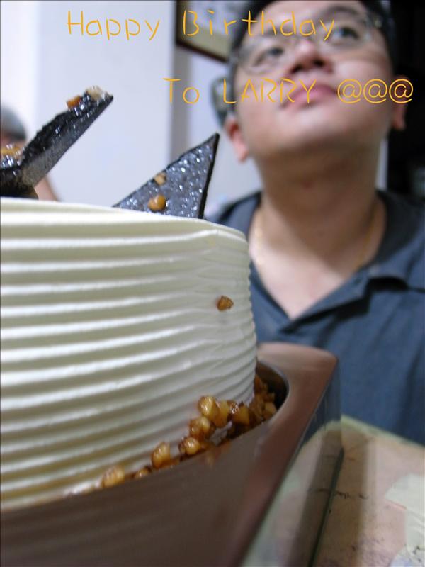 盧拉瑞。生日快樂。 盧拉瑞。生日快樂。