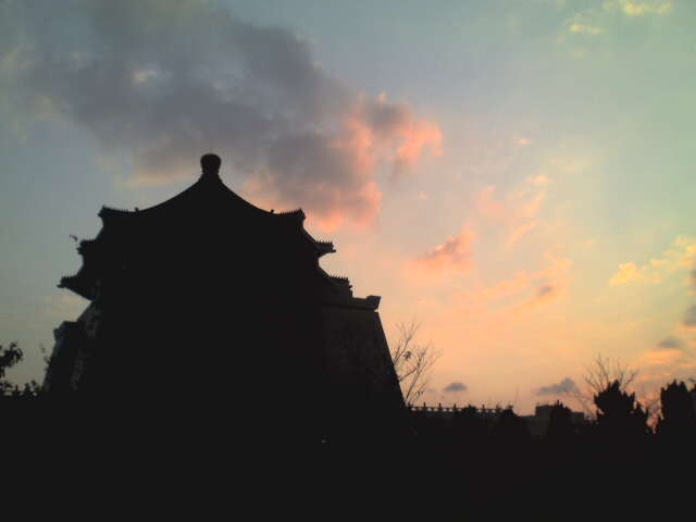 五點夕陽。中正紀念堂。 五點夕陽。中正紀念堂。