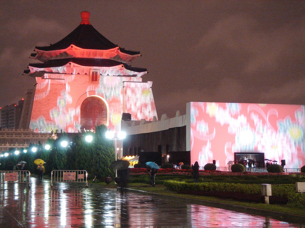 雨夜迷離Louis Vuitton @中正紀念堂 雨夜迷離Louis Vuitton @中正紀念堂