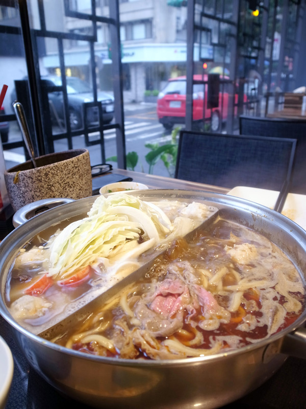 天冷吃鍋慶耶誕。洛神賦極品麻辣鴛鴦鍋 天冷吃鍋慶耶誕。洛神賦極品麻辣鴛鴦鍋