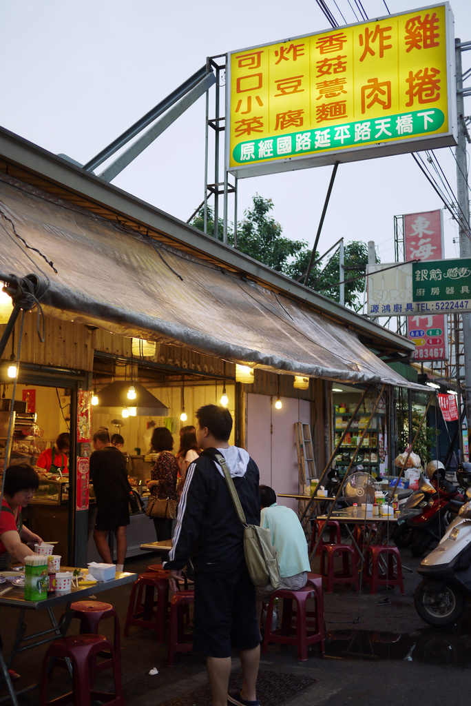 人聲鼎沸。延平大飯店。