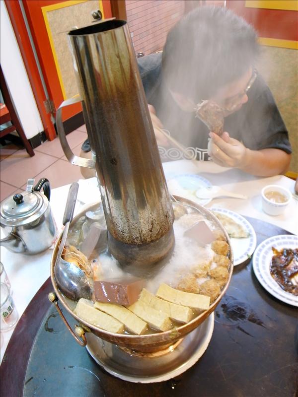 小露爹生日。北京樓饗宴。
